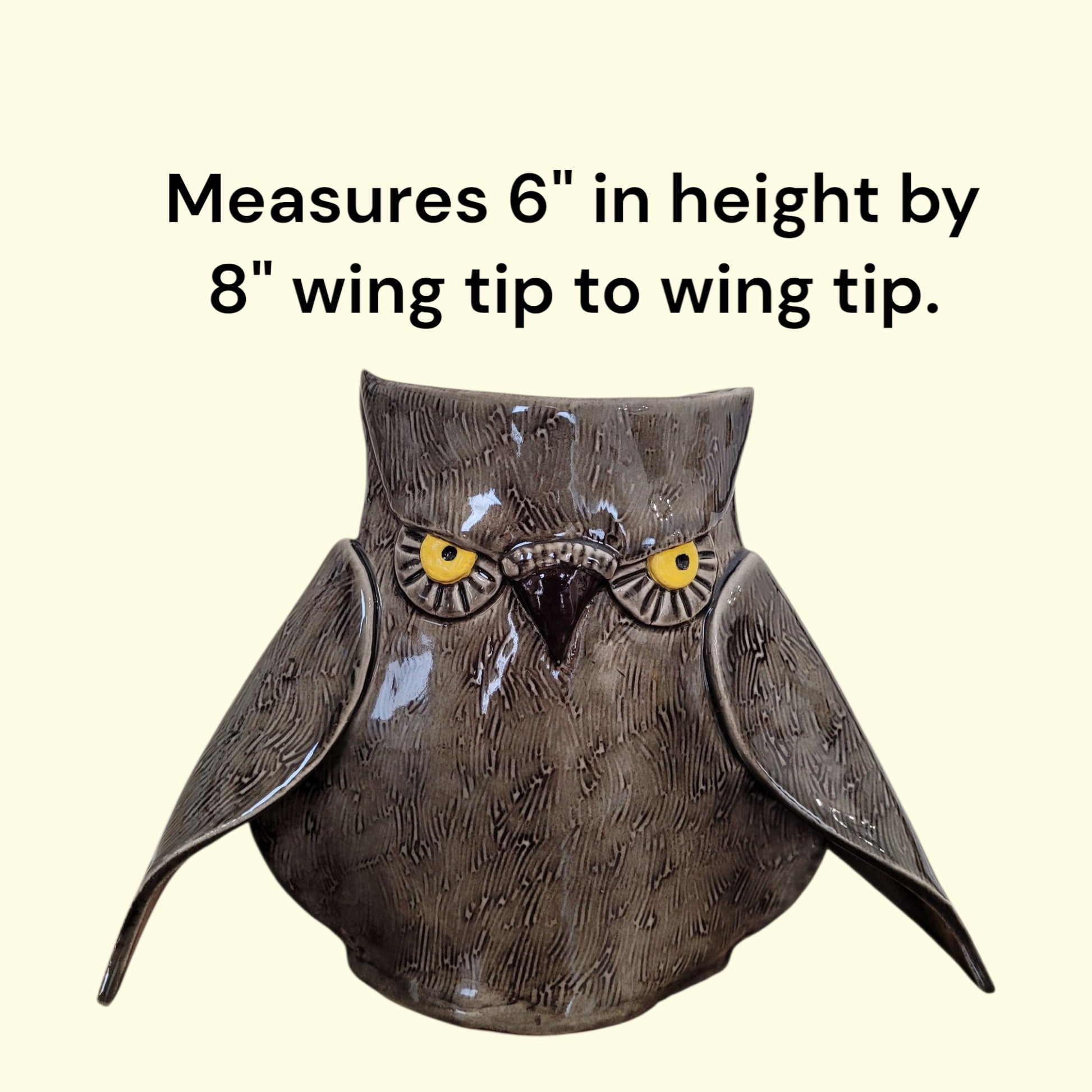 Owl-shaped decorative vase with text indicating its dimensions on a beige background